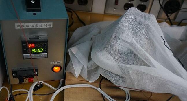 進行堵轉(zhuǎn)測試中的馬達。以紗布覆蓋并不是為了防泄密，而是標(biāo)淮的測試流程，其目的是模擬實際居家環(huán)境中，馬達周邊可能會有易燃的材質(zhì)