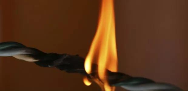 雖然含有鹵化成分的電纜絕緣和護(hù)套具有更好的阻燃性，但在遇火后會(huì)釋放具有毒性和腐蝕性的煙氣