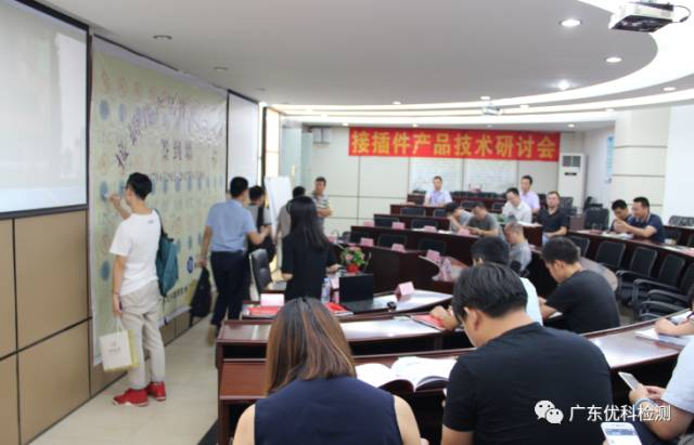 客戶陸續(xù)進(jìn)場簽到